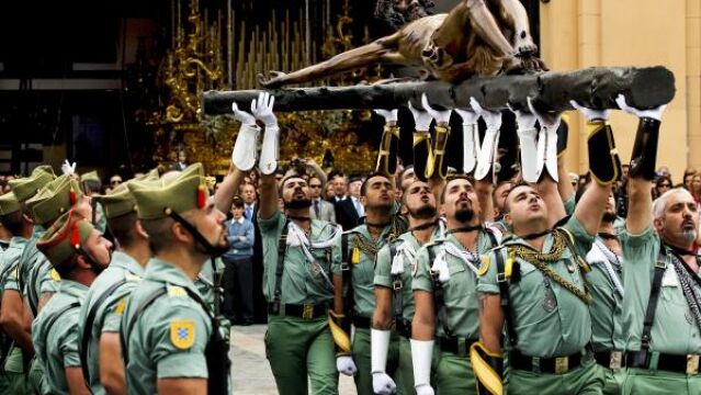 La legión canta "El novio de la muerte" durante el traslado del Cristo de Mena, uno de los grandes atractivos de la Semana Santa