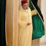 Mohamed VI saliendo de una cabina electoral