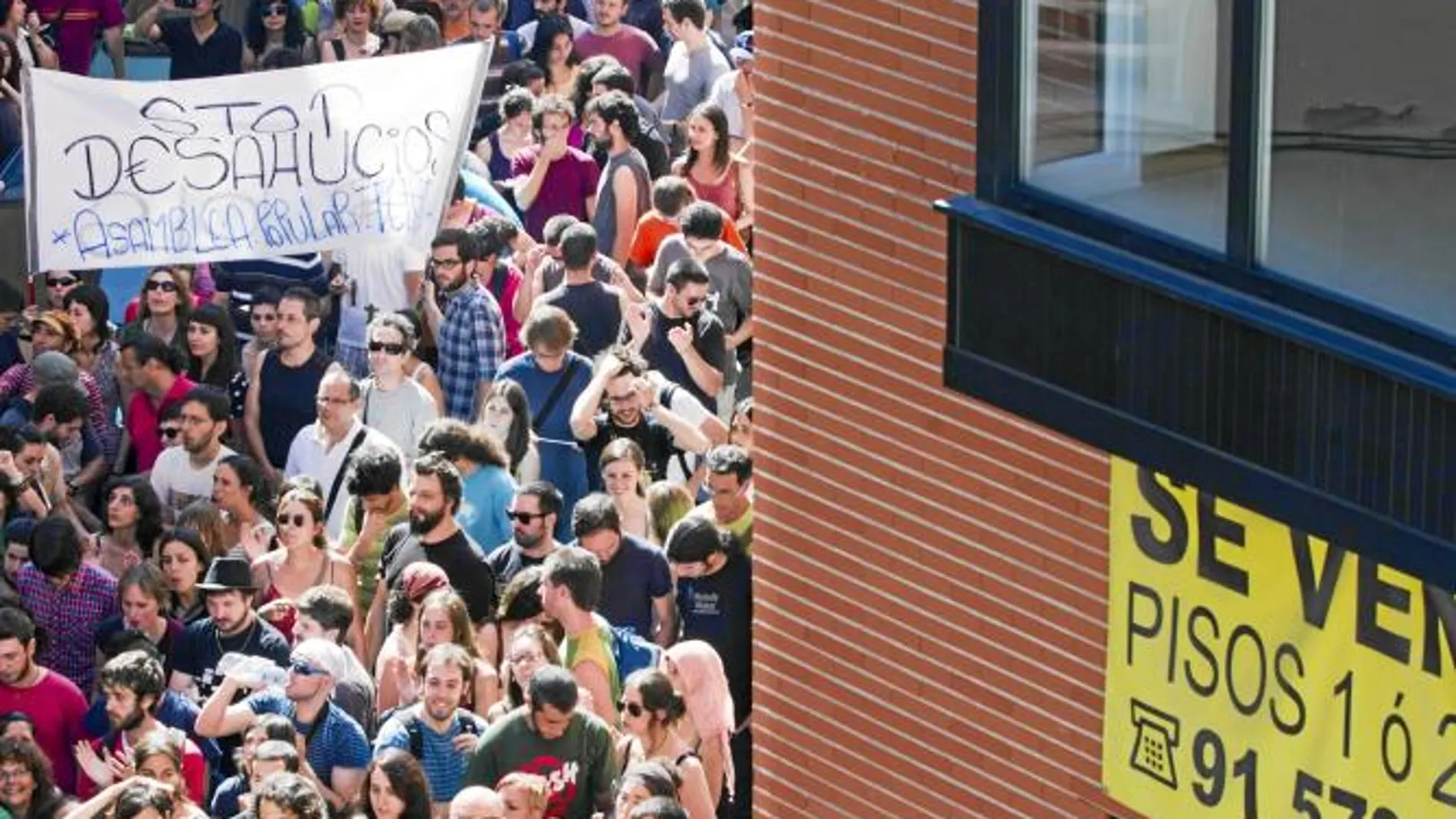 El PSOE reconoce «guiños al 15-M», movimiento que ayer paró otro desahucio en Madrid