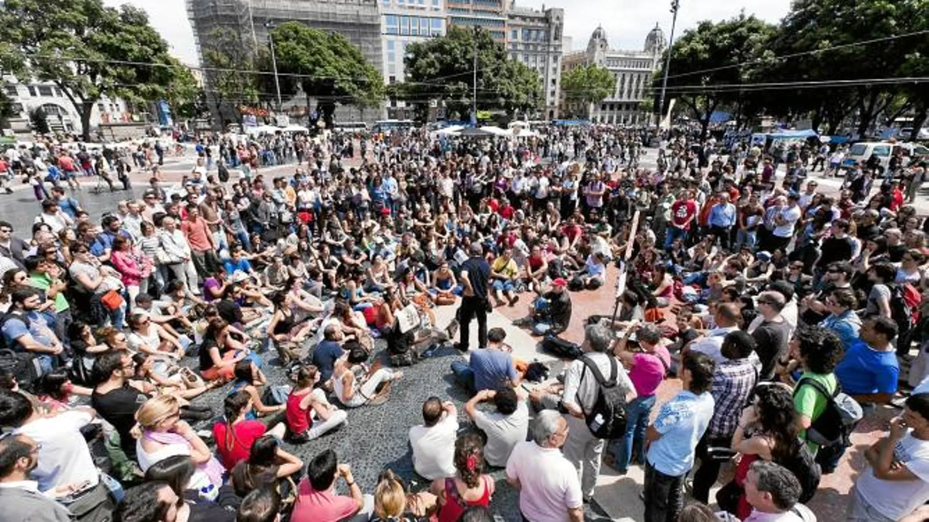 En la imagen, una asamblea de los indignados en la plaza de Catalunya