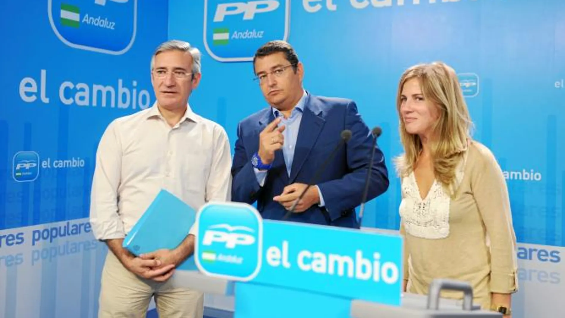 El secretario general del PP andaluz, Antonio Sanz, ayer en la sede regional del partido junto a Miguel Ángel Arauz y Ana Mestre