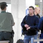 Un grupo de guardias civiles ayer en uno de los controles del aeropuerto de El Prat
