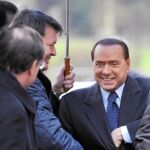 Silvio Berlusconi, ayer, a su llegada a una reunión del PPE en Bruselas, tras superar la moción de censura en el Parlamento italiano