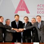 Los agentes sociales y el Gobierno en la firma del Acuerdo Económico y Social el pasado febrero