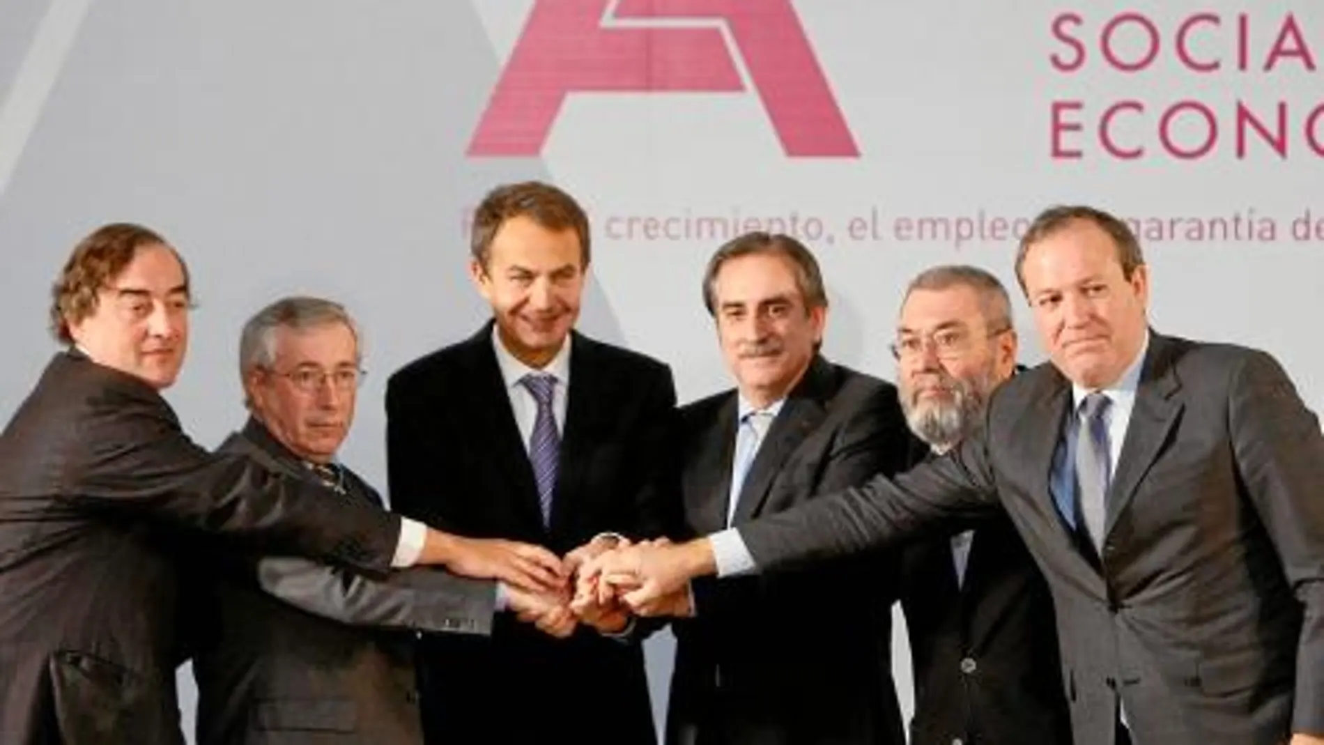 Los agentes sociales y el Gobierno en la firma del Acuerdo Económico y Social el pasado febrero
