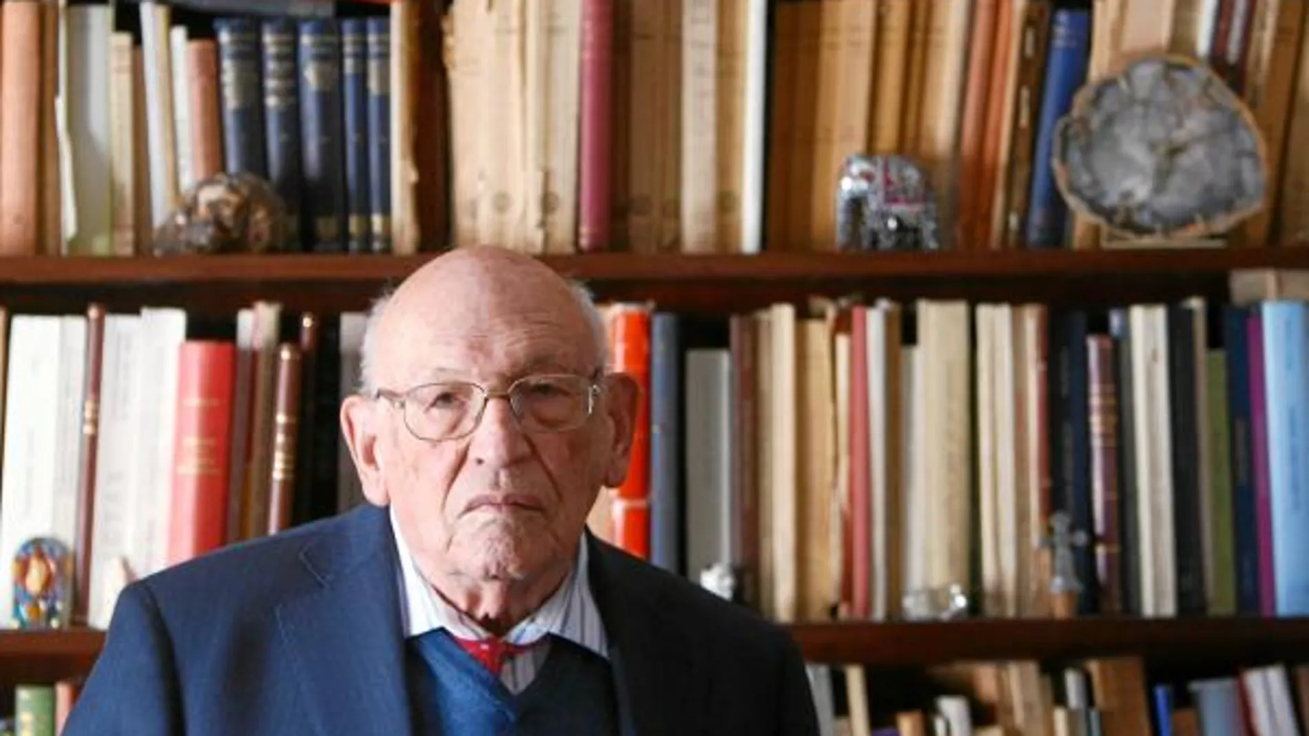 Rodríguez Adrados, en la nutrida biblioteca de su residencia madrileña