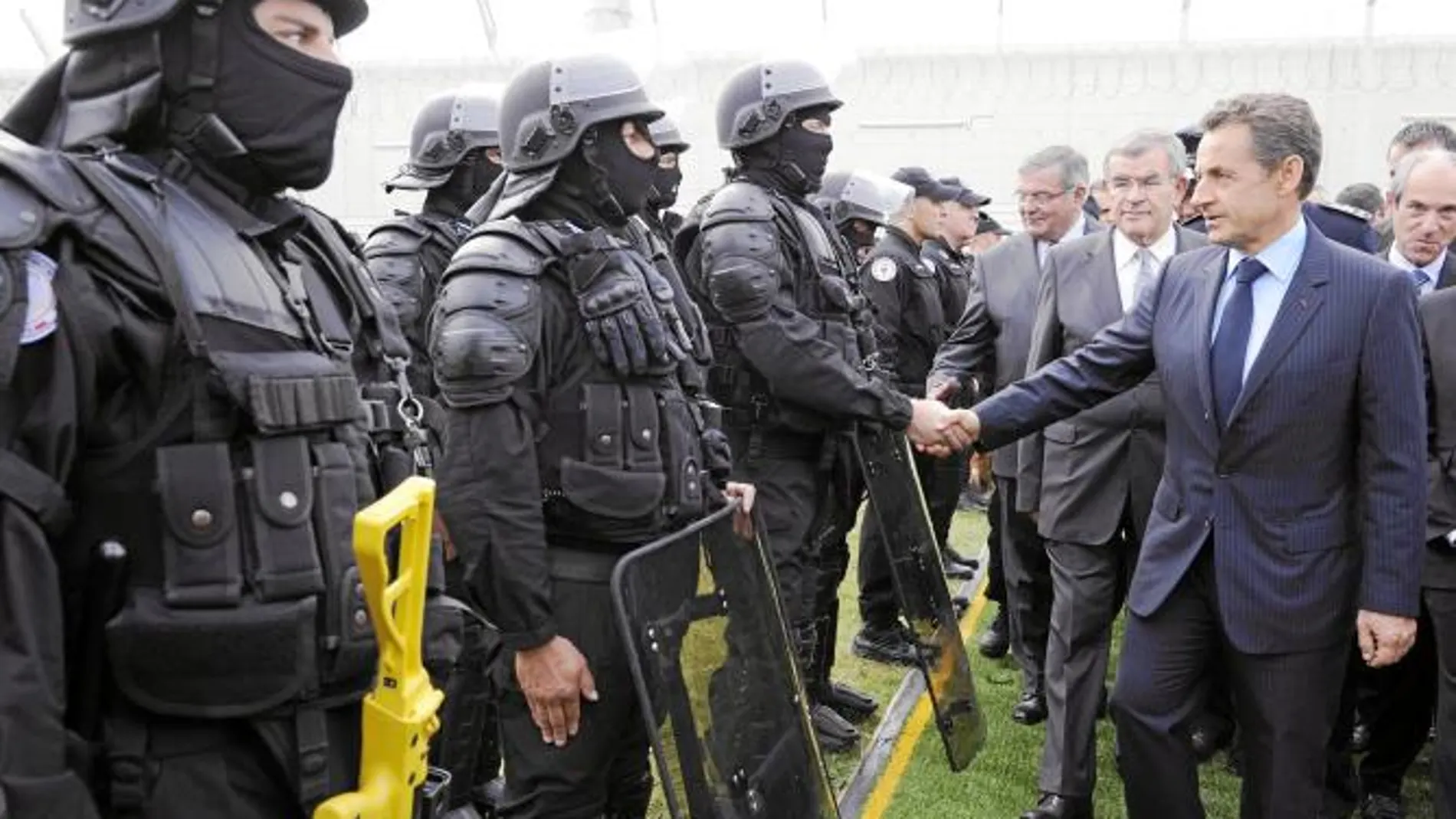 Sarkozy saluda a guardias de la prisión de Reau, cerca de París, ayer