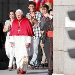 Un grupo de peregrinos cruza con el Santo Padre y el cardenal Rouco en Alcalá