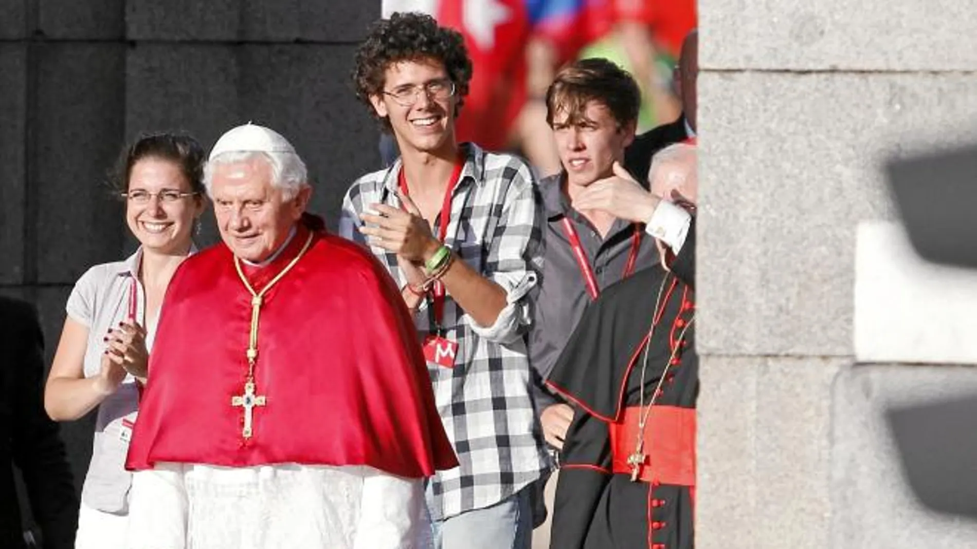 Un grupo de peregrinos cruza con el Santo Padre y el cardenal Rouco en Alcalá