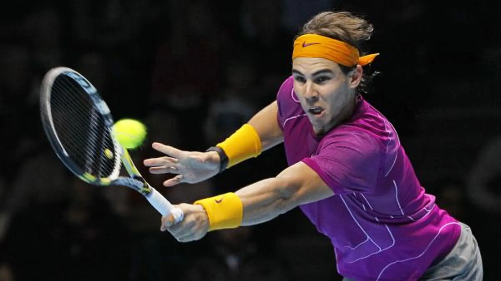 Rafa Nadal golpea una bola de revés en su segundo partido en el Torneo de Maestros, ante Novak Djokovic