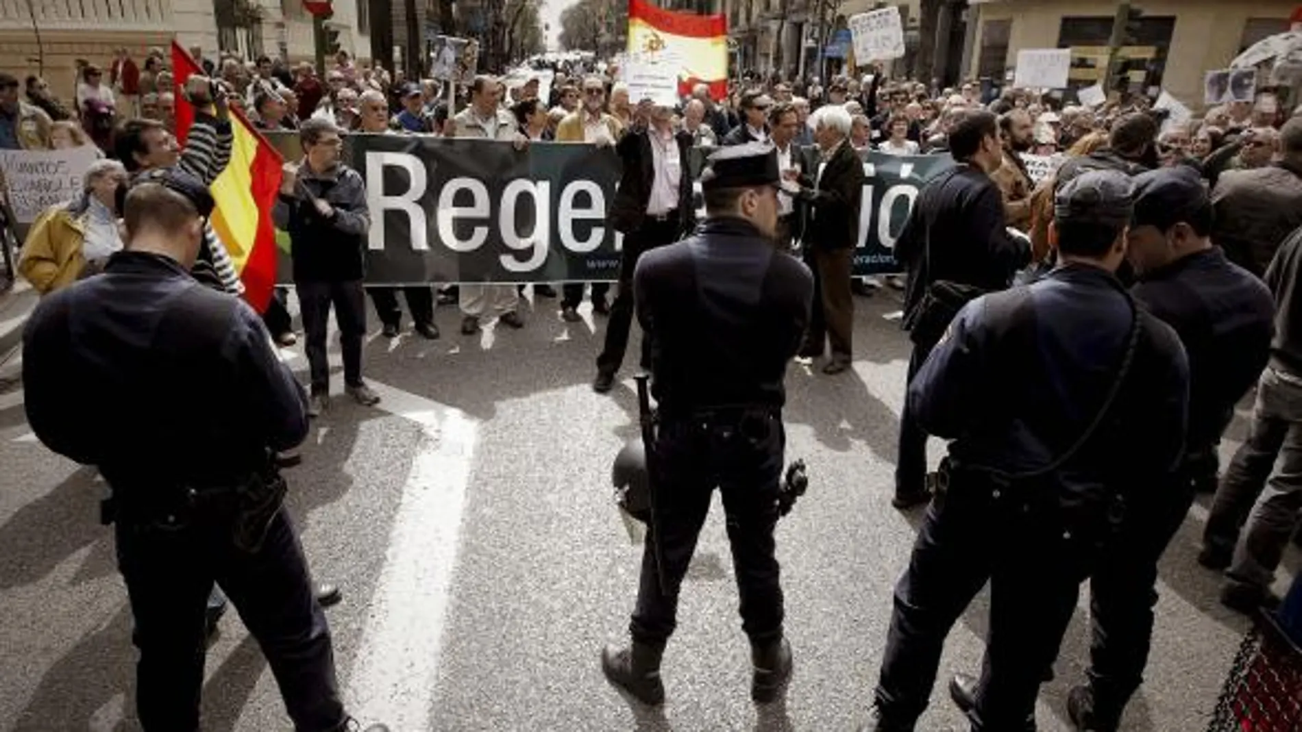 Un grupo de manifestantes pide en Ferraz la dimisión de Zapatero