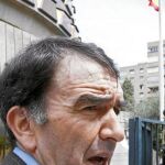 Iñigo Iruin, a las puertas del Tribunal Constitucional, cuando presentó el recurso en contra de la prohibición de la inscripción de Sortu como partido