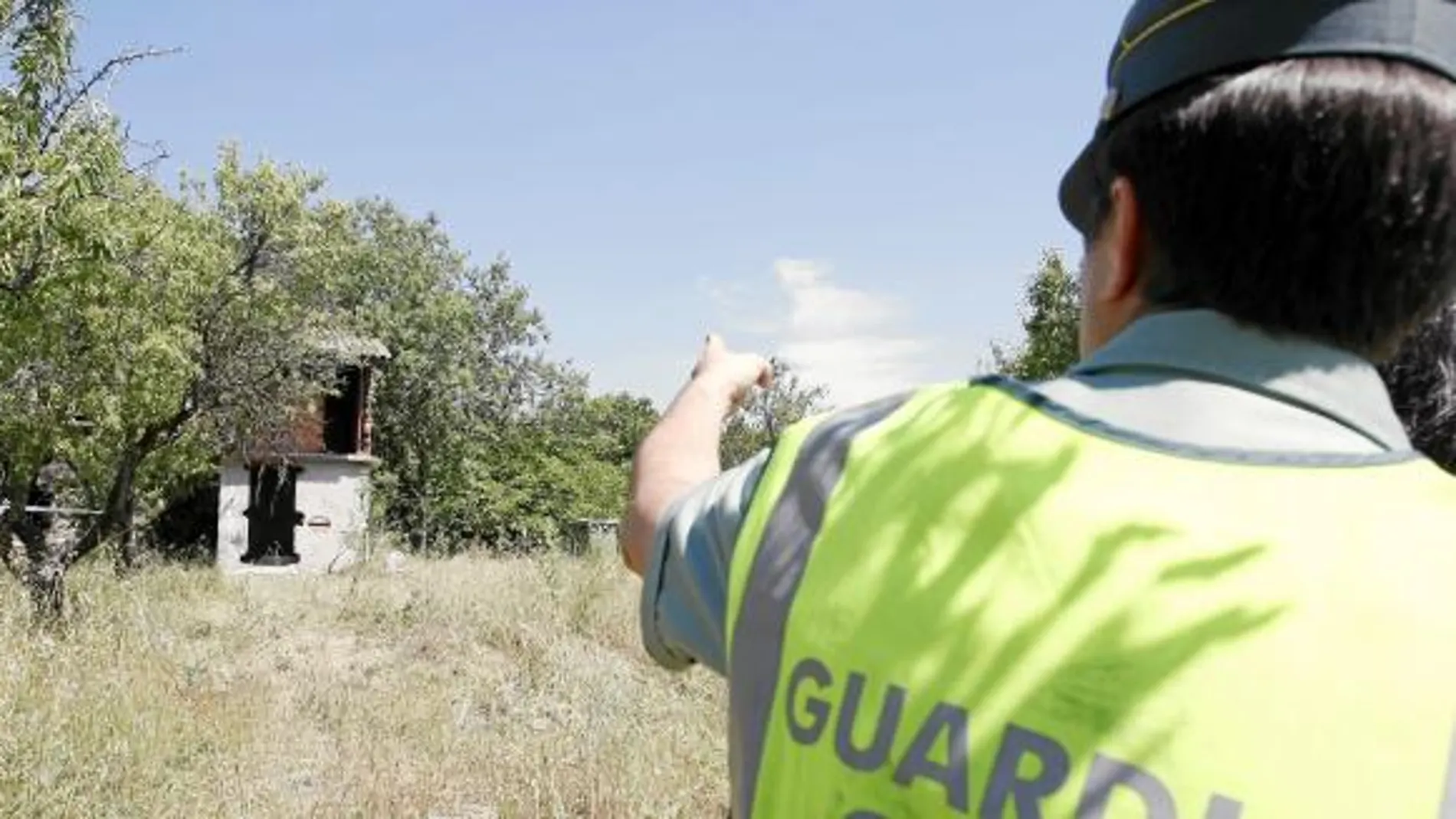 Un agente de la Guardia Civil señala la caseta donde se encontraban Florín y Andrea. La construcción ocultaba un pozo de 10 metros de altura y sólo uno de diámetro.