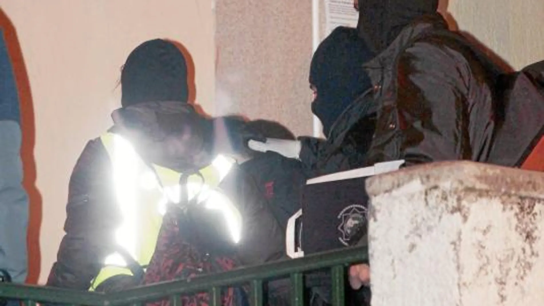 Efectivos de la Guardia Civil registran un domicilio en Pamplona tras la operación de ayer