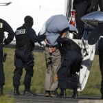 Imagen de archivo. Un etarra dispara a un gendarme tras saltarse un control