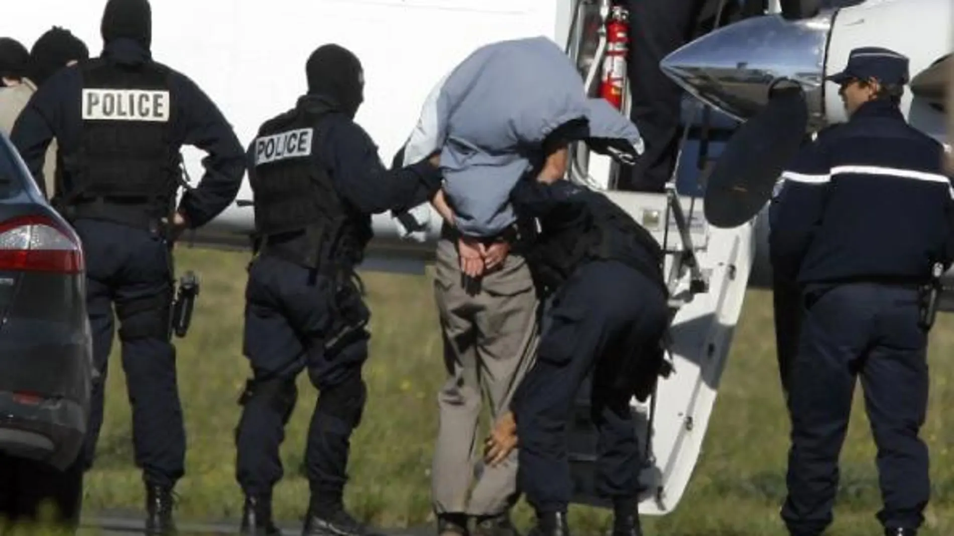 Imagen de archivo. Un etarra dispara a un gendarme tras saltarse un control