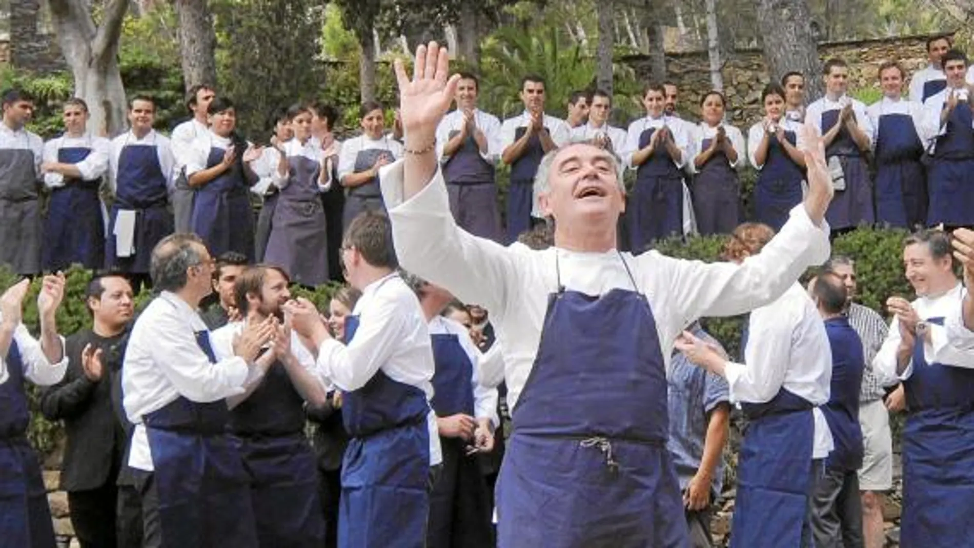 Padre de familia. Adrià, rodeado de todo su equipo, saluda a sus colaboradores en la despedida de su restaurante, que ha sido cinco veces el mejor del mundo