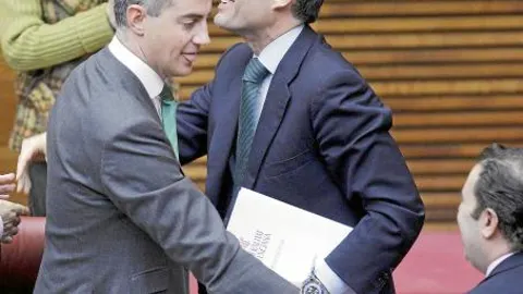 Camps entra ayer en el hemiciclo. Frente a él, Ricardo Costa recibe el saludo del vicepresidente Gerardo Camps