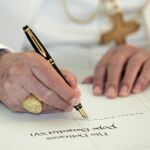 El Papa no utiliza Internet y escribe siempre con estilográfica