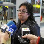 Diana González espera a su hermana, anoche, en el aeropuerto de Barajas
