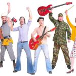 Los vocalistas de Homens da luta representan con su «look» a distintos sectores portugueses
