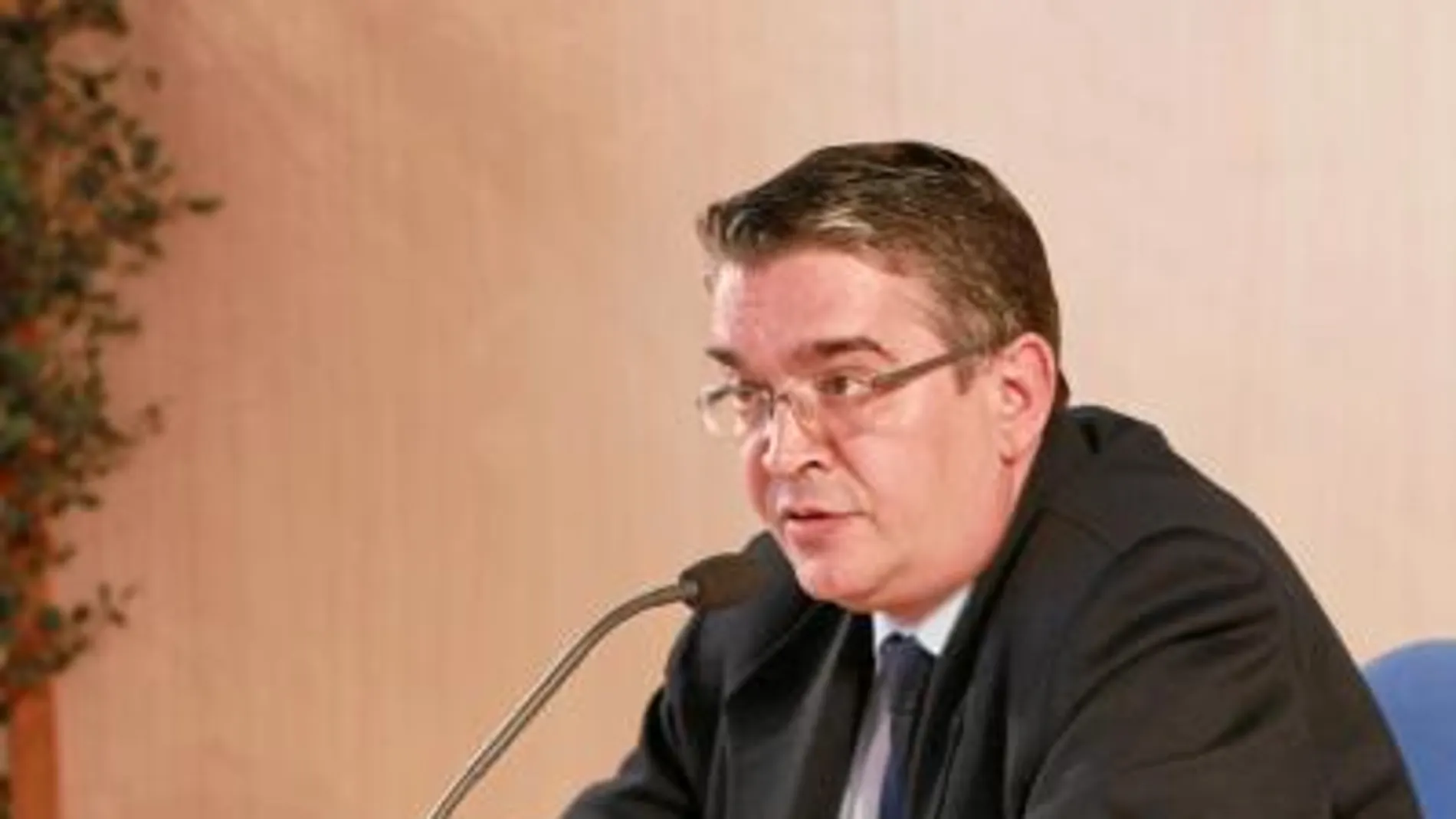 El secretario autonómico de Economía, José Manuel Vela, ayer durante la rueda de prensa en la que explicó la postura del Consell