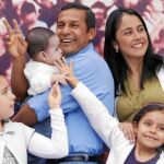 Humala, el candidato de Gana Perú, celebra la victoria rodeado de su familia