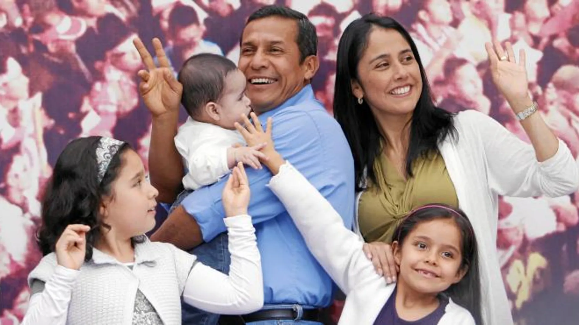 Humala, el candidato de Gana Perú, celebra la victoria rodeado de su familia