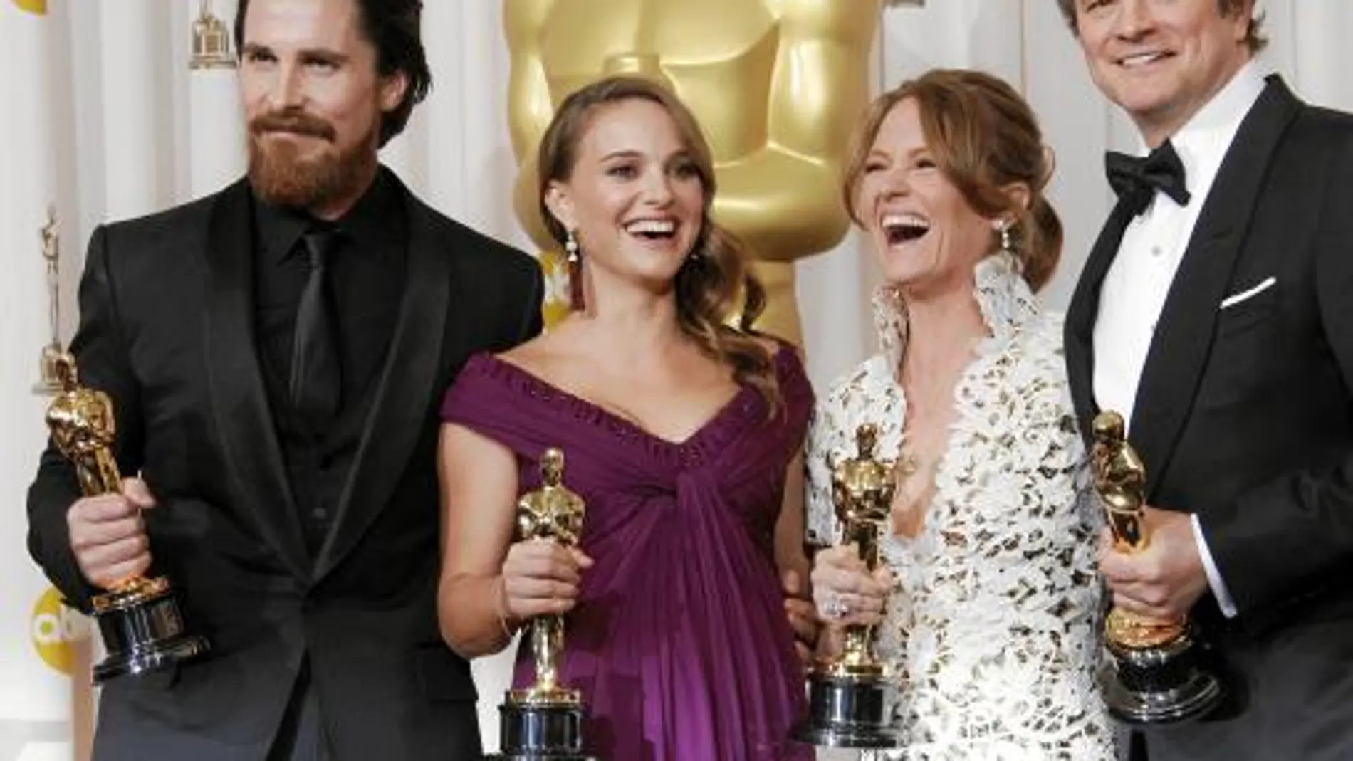 Los actores Bale, Portman, Leo y Firth, tras la gala, con sus premios