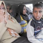 Una familia libia abandona el conflicto a través de la carretera que une Ajdabiya y Bengasi