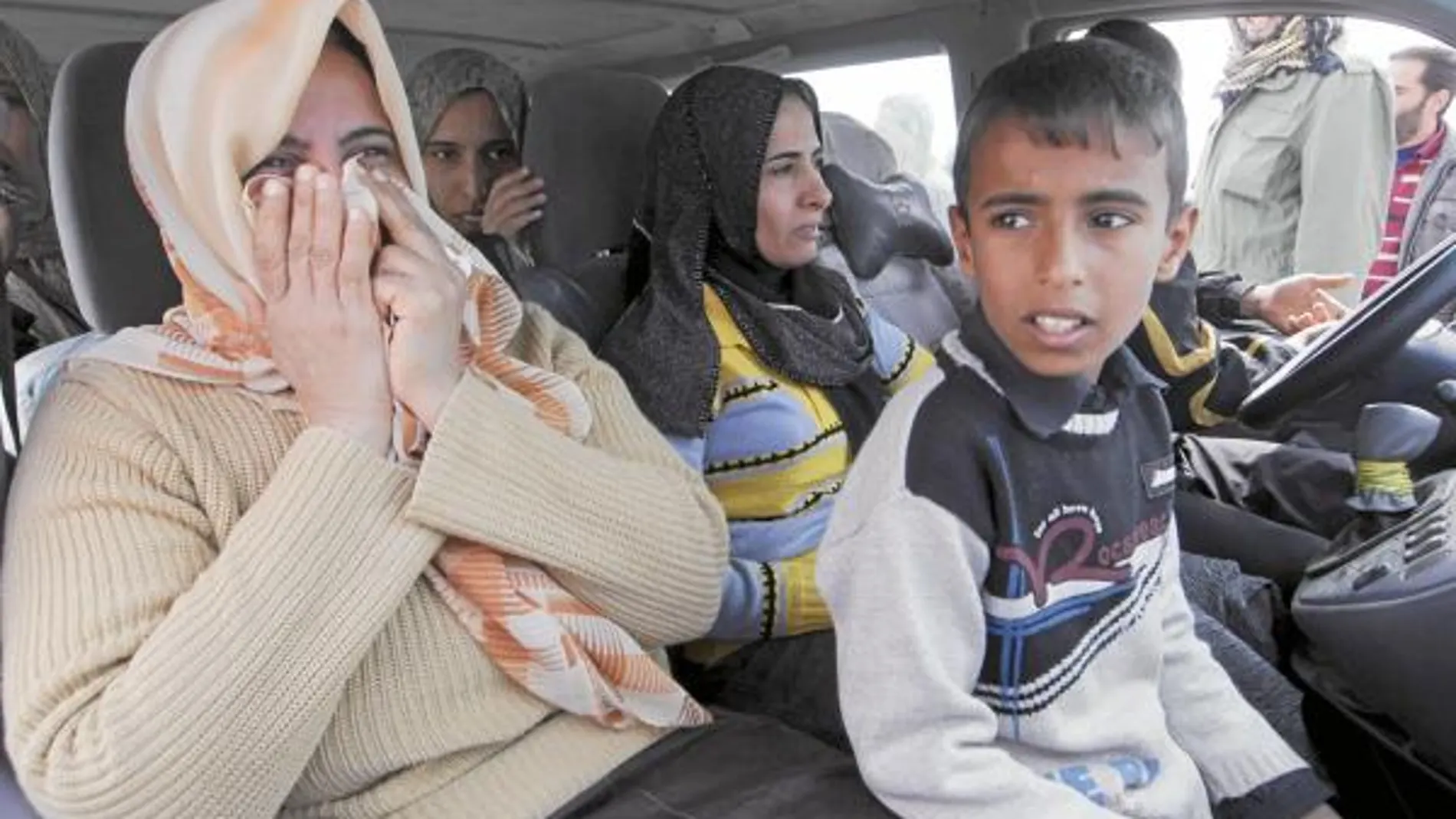 Una familia libia abandona el conflicto a través de la carretera que une Ajdabiya y Bengasi