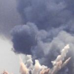 Columnas de humo se elevaron ayer en varios puntos de Trípoli tras los ataques aéreos