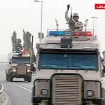 Vehículos blindados del Ejército de Arabia Saudí atravesaban ayer el puente que une la península arábiga con la isla de Bahréin