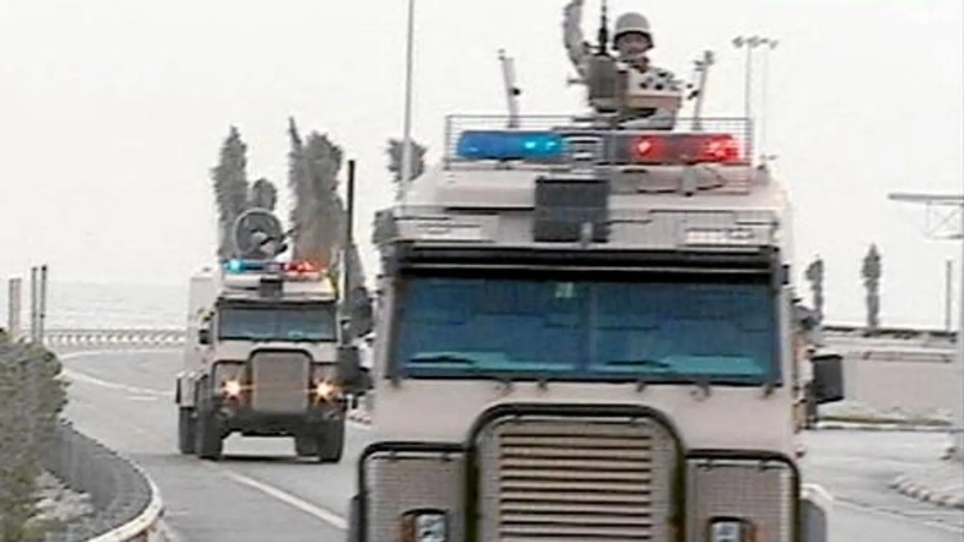 Vehículos blindados del Ejército de Arabia Saudí atravesaban ayer el puente que une la península arábiga con la isla de Bahréin