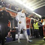 cristiano ronaldo sale al campo del Reyno de Navarra, junto al resto del equipo, acompañado de los agentes de seguridad