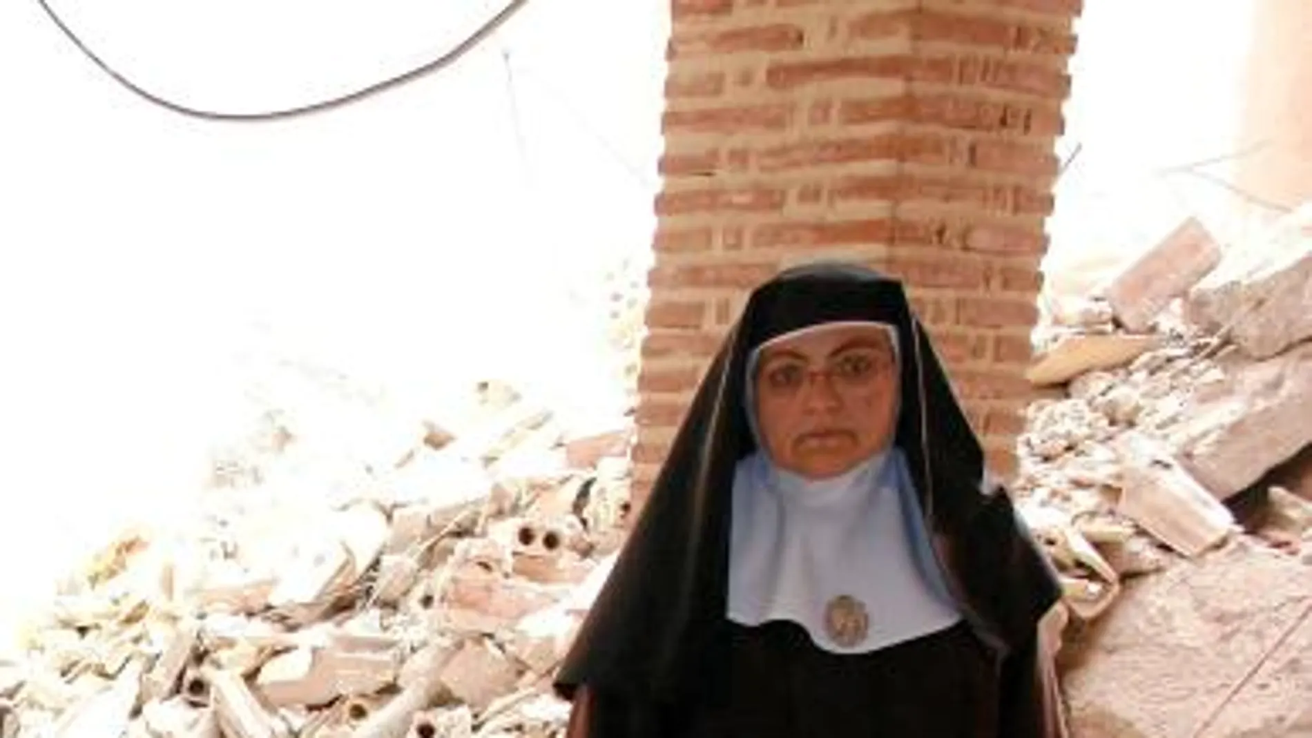 La madre Isabel Teresa muestra el estado en el que ha quedado el convento