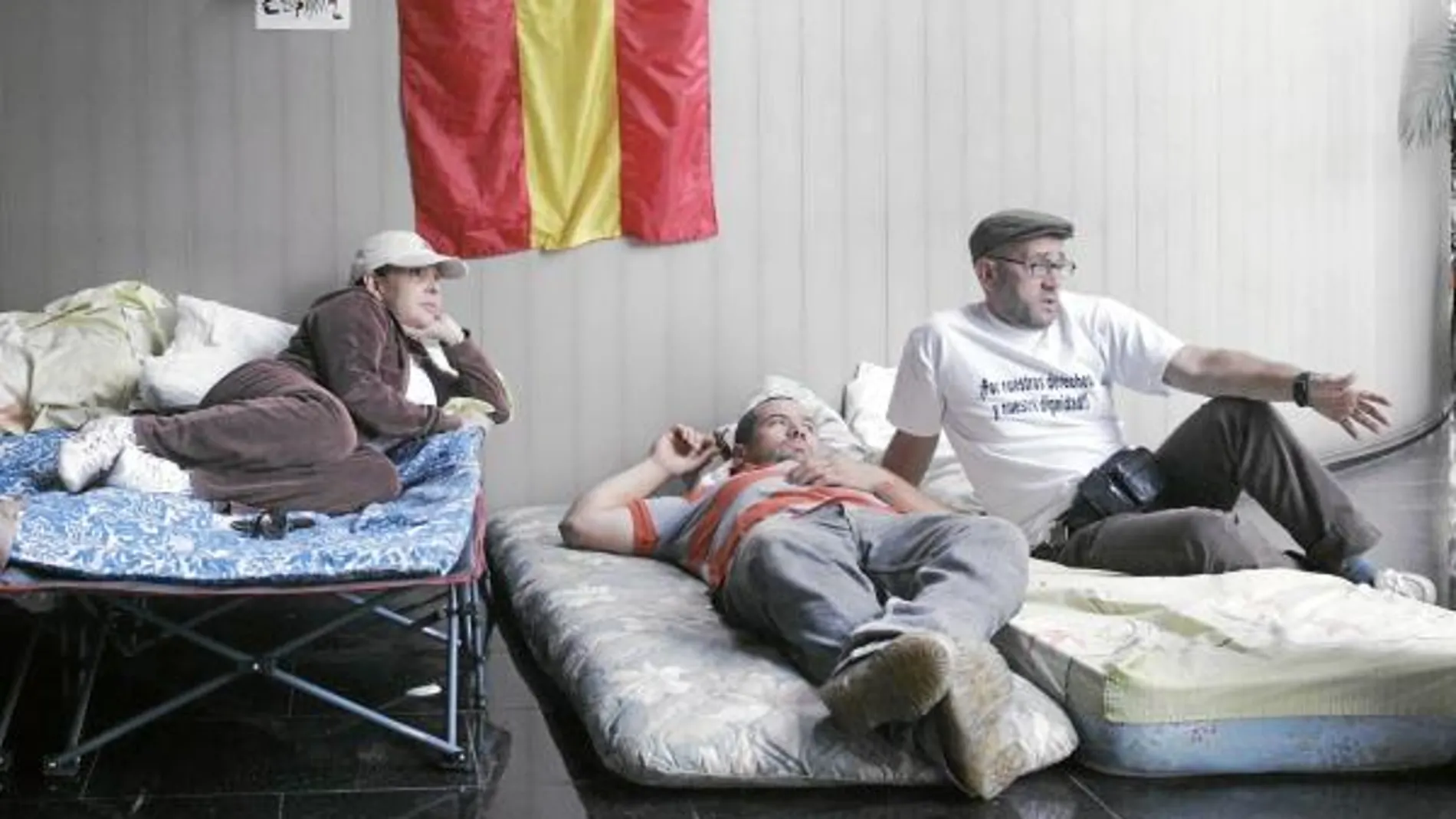 Españoles en huelga de hambre tras expropiarles Chávez
