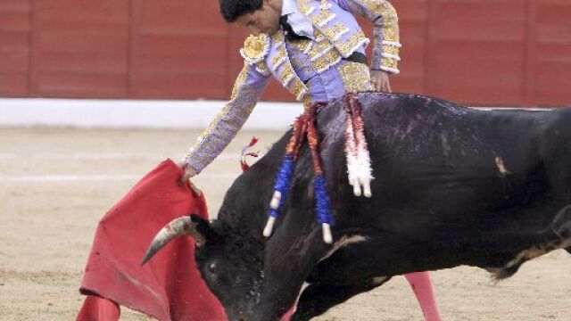 Iván Vicente firma un derechazo, ayer, en Colmenar Viejo