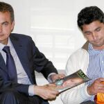 Juan José Cortés con Zapatero al entregarle las 2,4 millones de firmas para endurecer las penas a pederastas