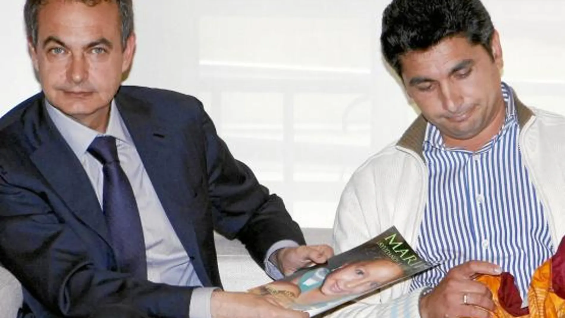 Juan José Cortés con Zapatero al entregarle las 2,4 millones de firmas para endurecer las penas a pederastas