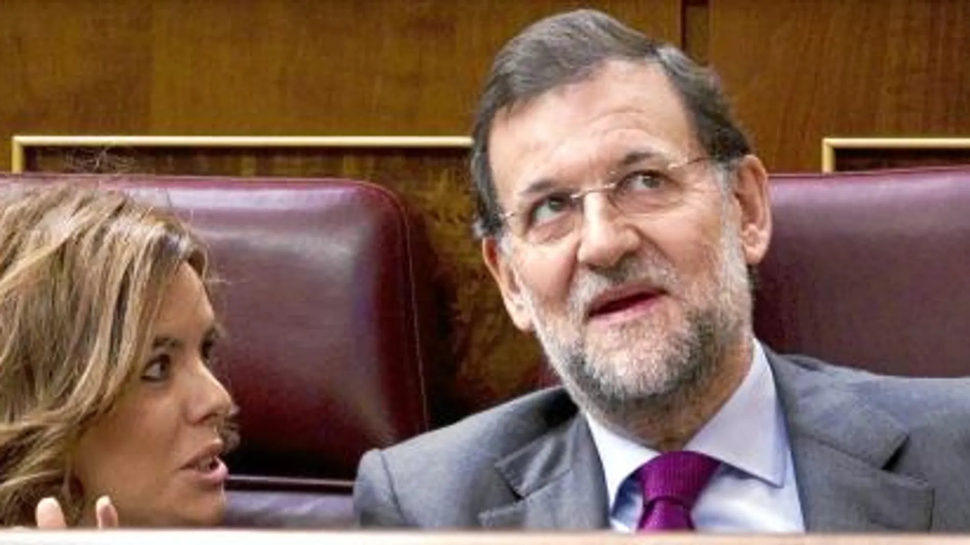 Mariano Rajoy, ayer, junto a Soraya Sáenz de Santamaría, durante el pleno en el Congreso