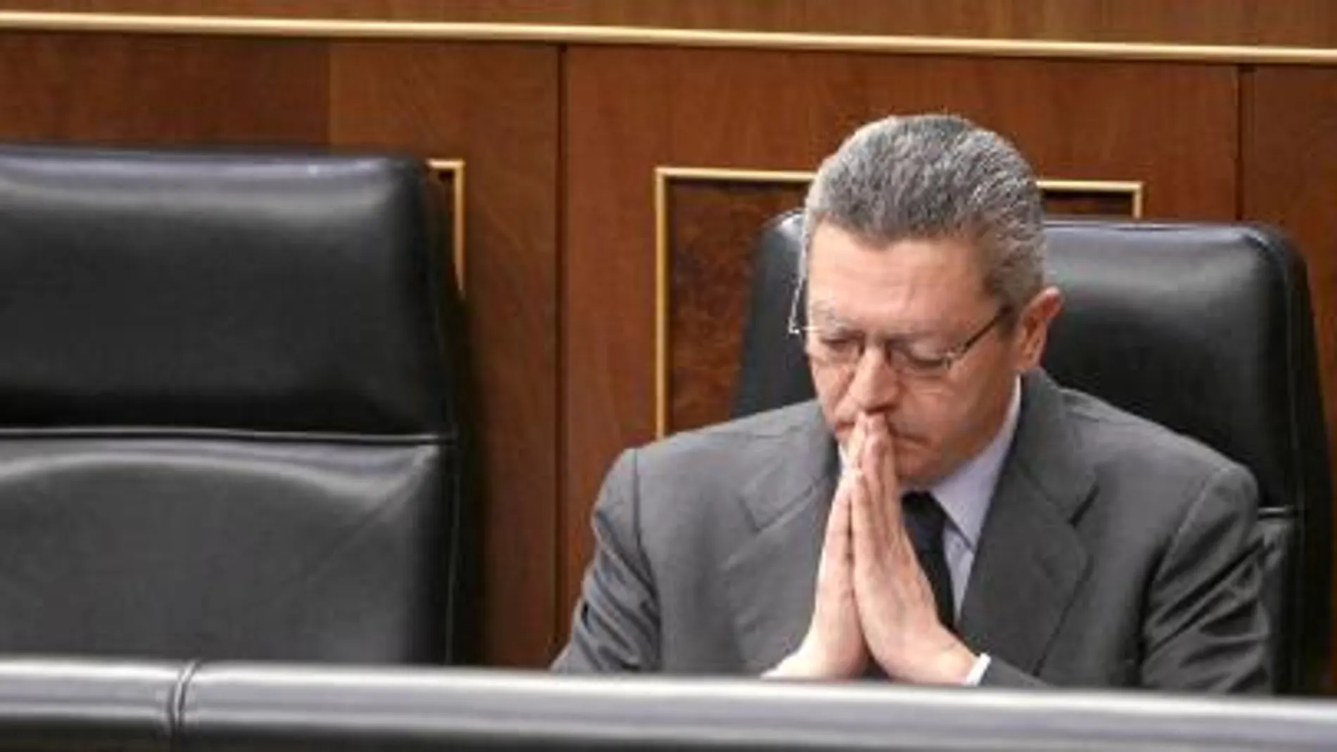 Gallardón irrita a la izquierda por defender el derecho a la maternidad