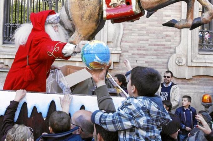 La cabalgata de Papá Noel deja cientos de regalos en las calles murcianas para los más pequeños