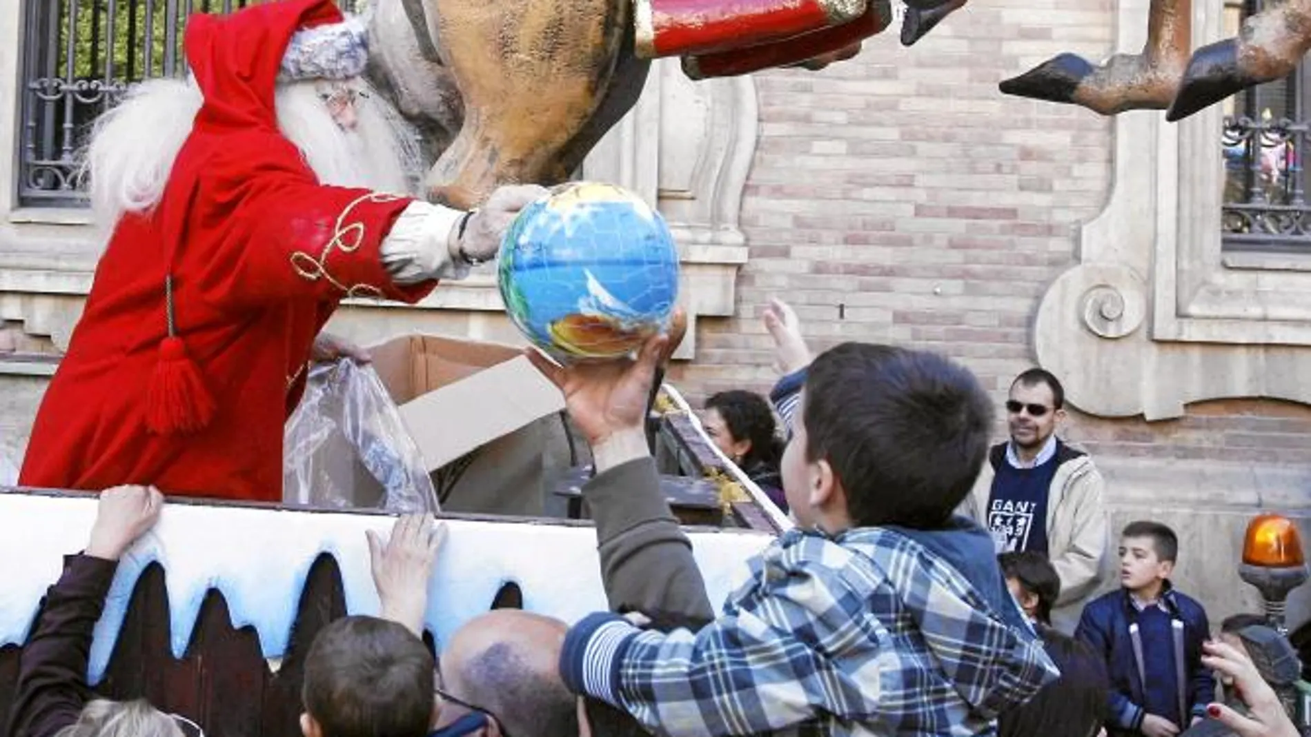 La cabalgata de Papá Noel deja cientos de regalos en las calles murcianas para los más pequeños