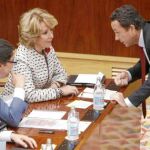 Íñigo Henríquez de Luna, nuevo portavoz del PP, conversó durante la sesión con Esperanza Aguirre e Ignacio González