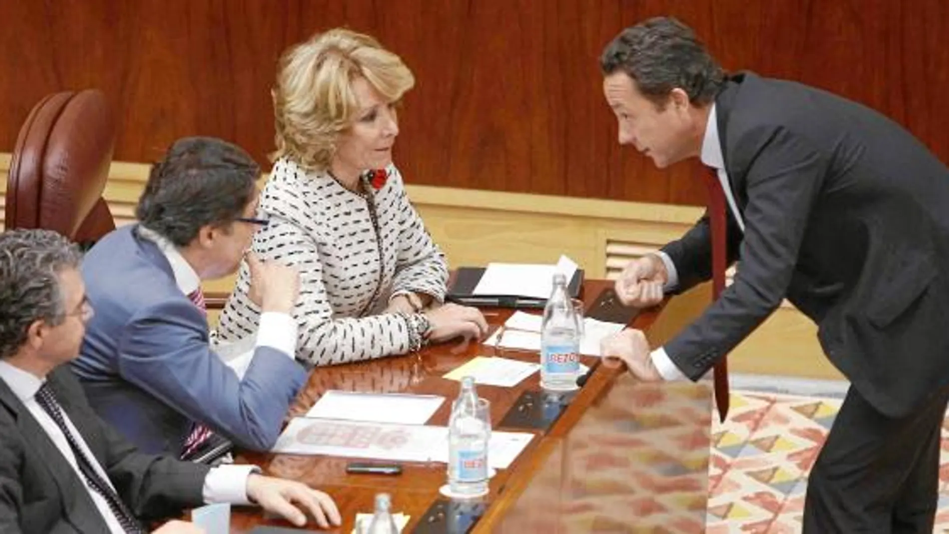 Íñigo Henríquez de Luna, nuevo portavoz del PP, conversó durante la sesión con Esperanza Aguirre e Ignacio González