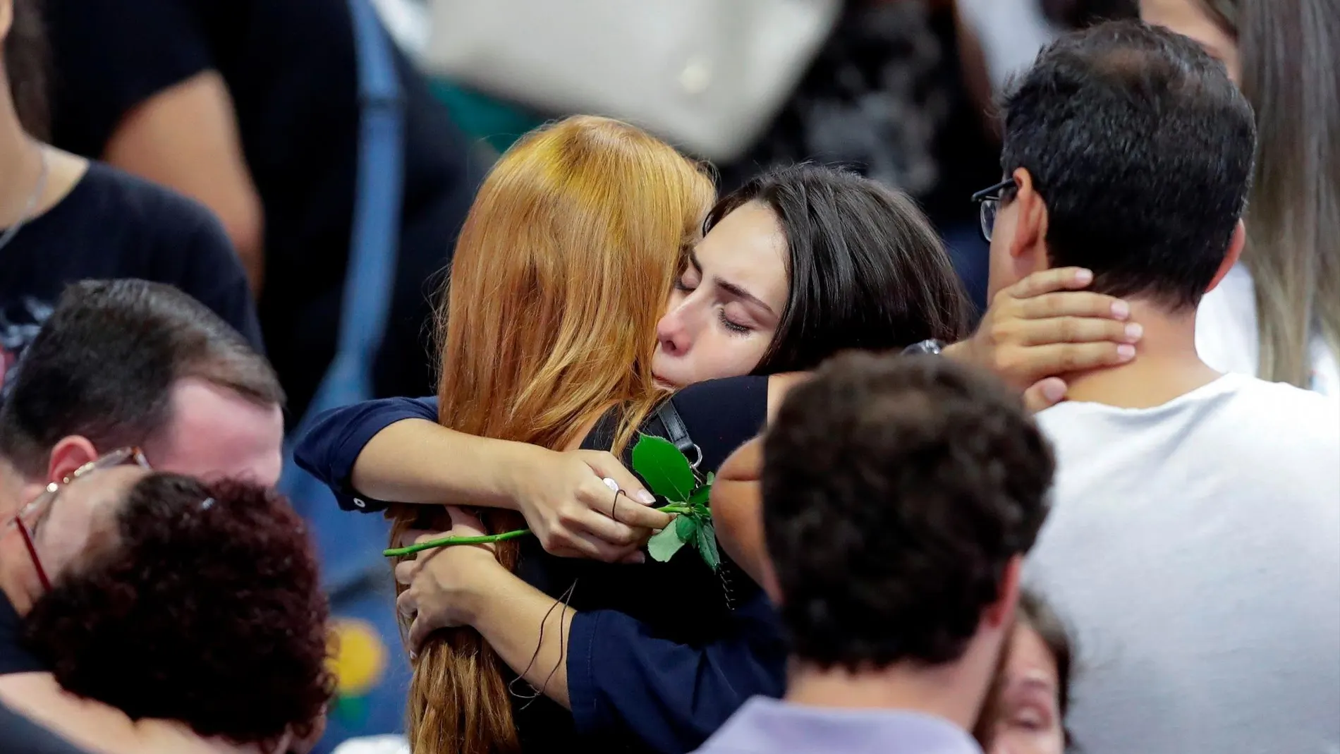 Familiares de las víctimas fallecidas durante la masacre de Brasil en el velatorio acontecido hoy