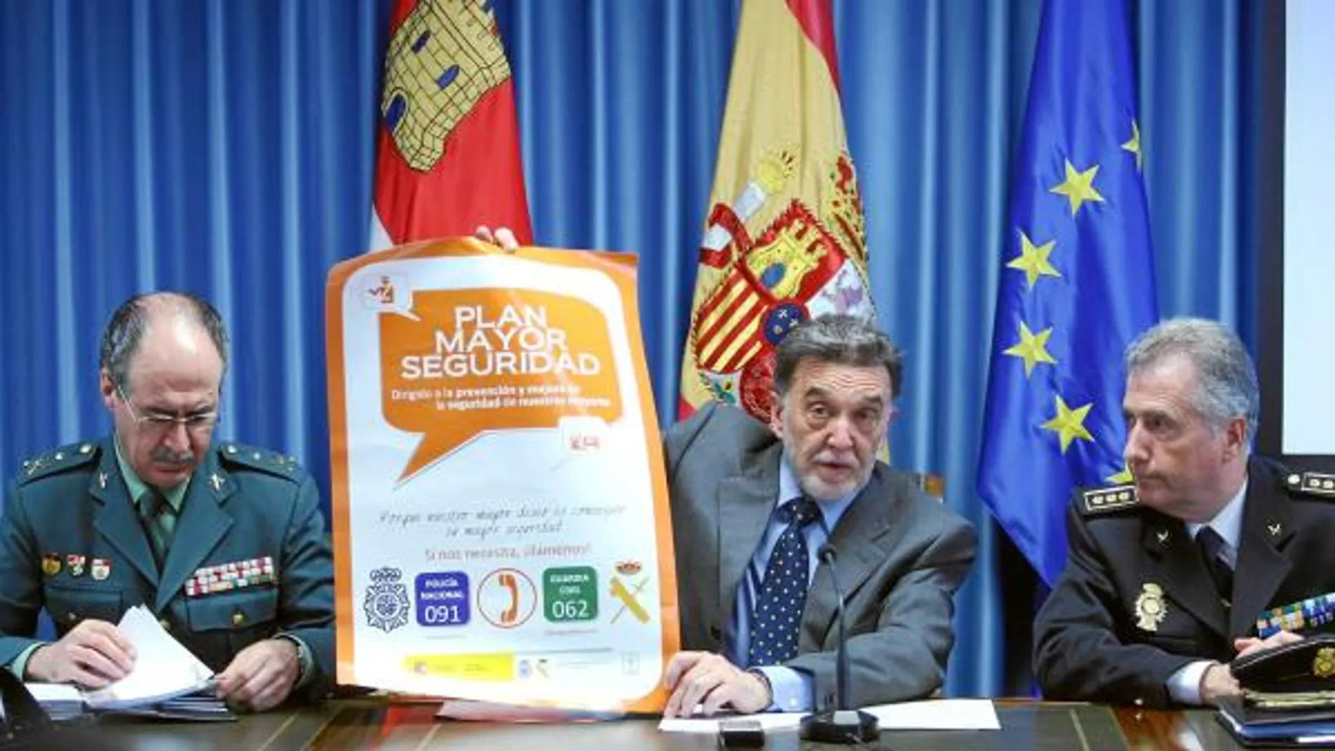 Miguel Alejo presenta el Plan Mayor de Seguridad, junto al general jefe de la Guardia Civil en Castilla y León, Alfonso Santos, y el jefe superior de la Policía en esta Comunidad, Jesús García Ramos