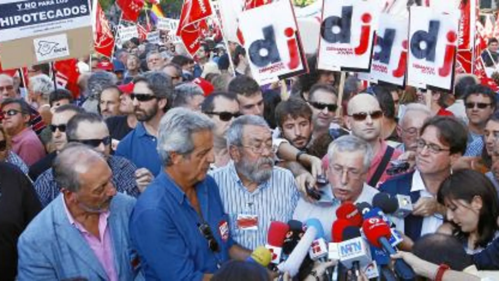 Los líderes sindicales Toxo y Méndez atienden a los medios durante la manifestación