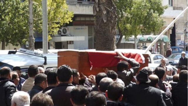 Manifestantes llevan el cadáver de uno de los muertos en Latakia